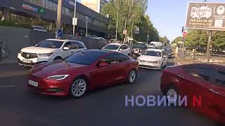 «Рено» та «БМВ» зіткнулися у центрі Миколаєва: на проспекті пробка (відео)