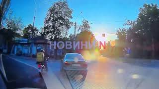 Автомобіль збив мопедиста у центрі Миколаєва: на відео потрапив момент аварії