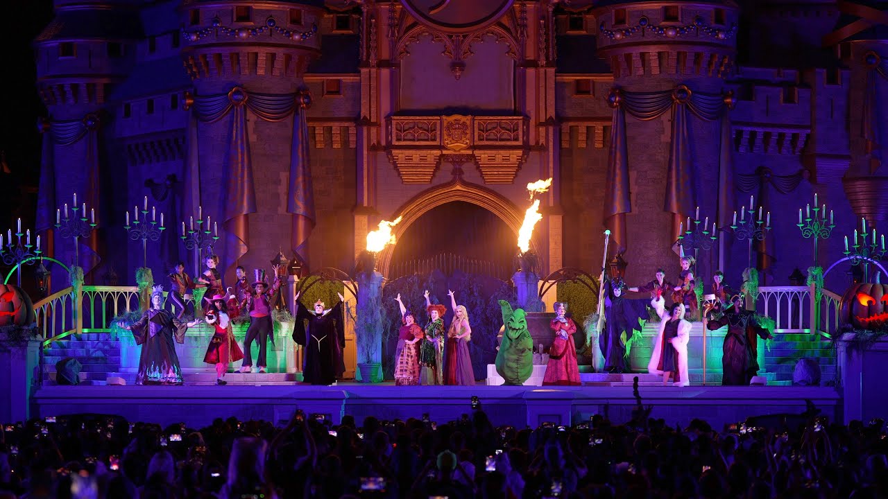 Hocus Pocus Villain Spelltacular rain edition 2022