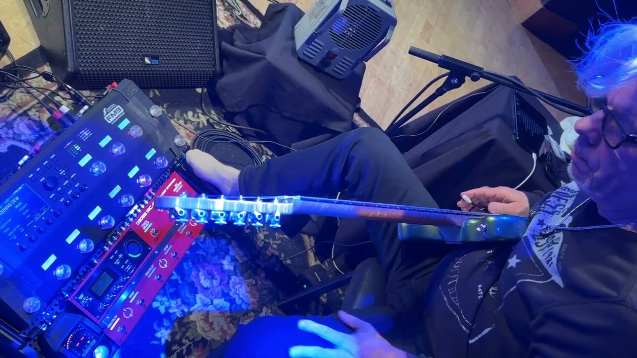 Johnny A. demonstrates his guitar looper pedalboard setup - YouTube